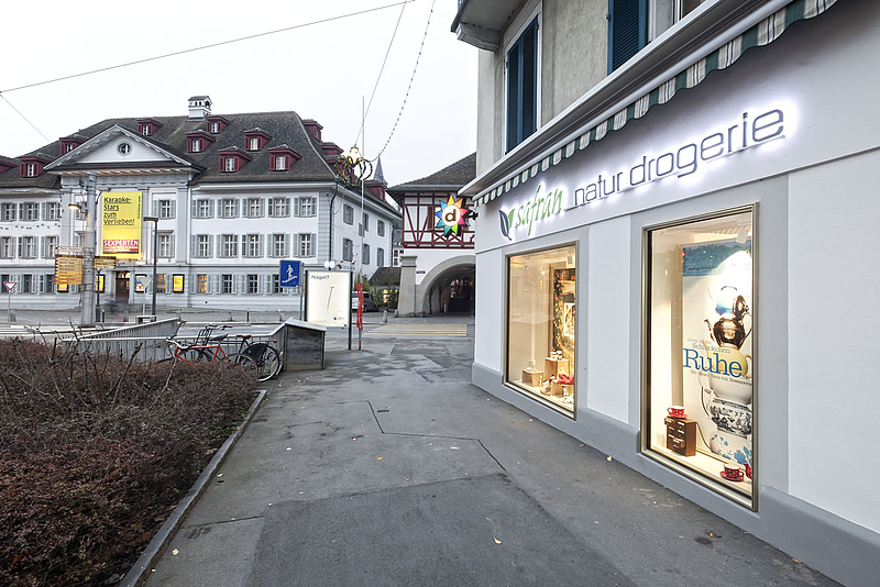 Safran Drogerie Aussenbild Seitenansicht