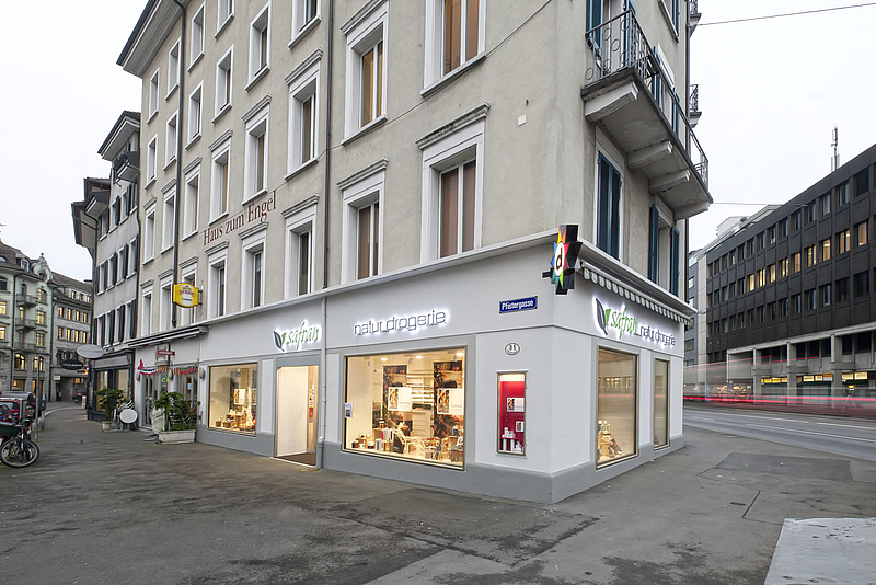 Safran Drogerie Aussenbild Eckenansicht